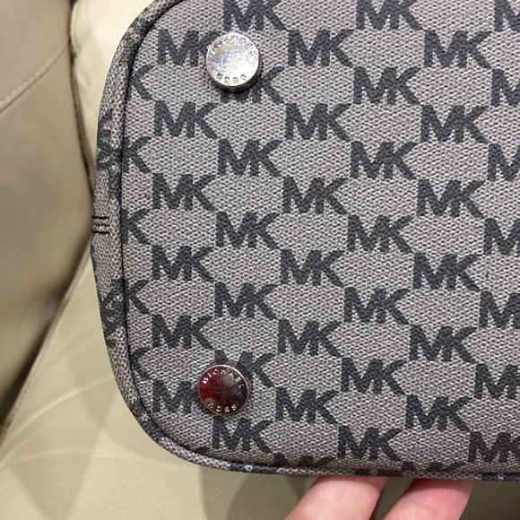 Michael Kors Jet Set Signature Large Pocket Tote Black Gray - Picture 13 of 16